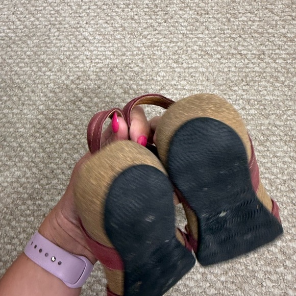 Taos Women’s red Leather Sandals Embellished With Flowers Size US 9-9.5 - Picture 8 of 10